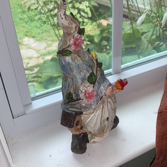 Cute and fun little garden gnome - Picture 2 of 4